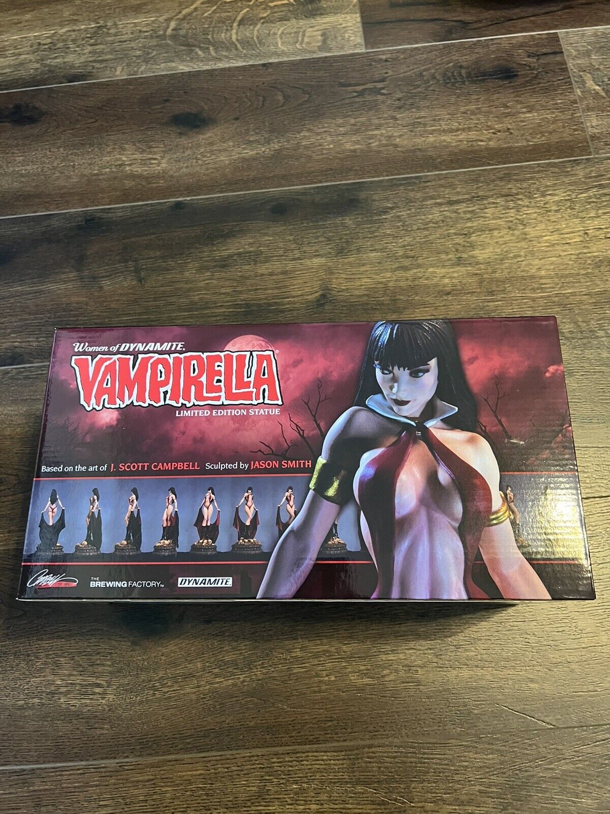 Vampirella #1642 Women of Dynamite  Statue Limited Ed J Scott Campbell & Smith