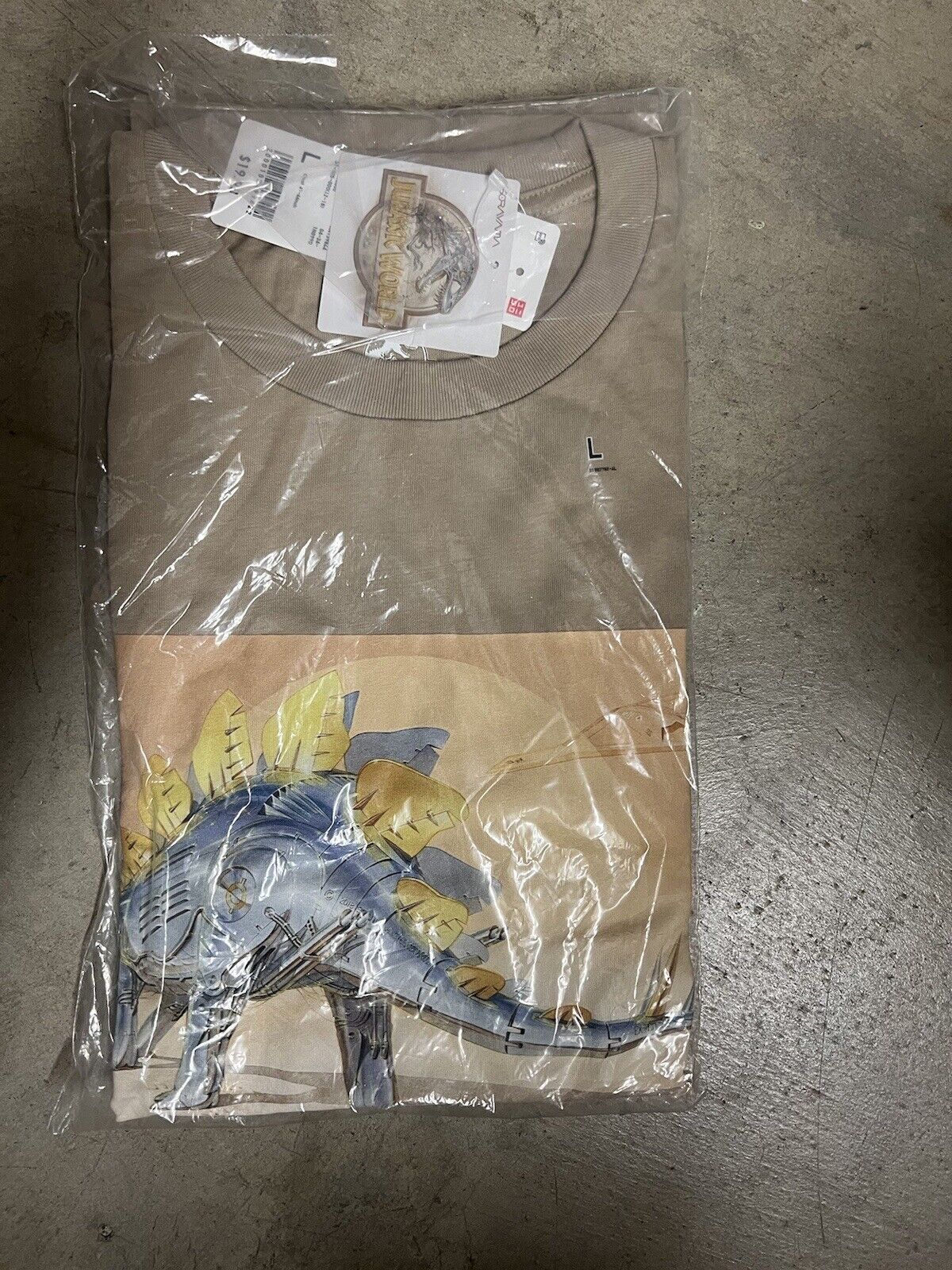 Jurassic World Collab Hajime Sorayama Uniqlo Sand  Mens T-Shirt L Stegosaurus