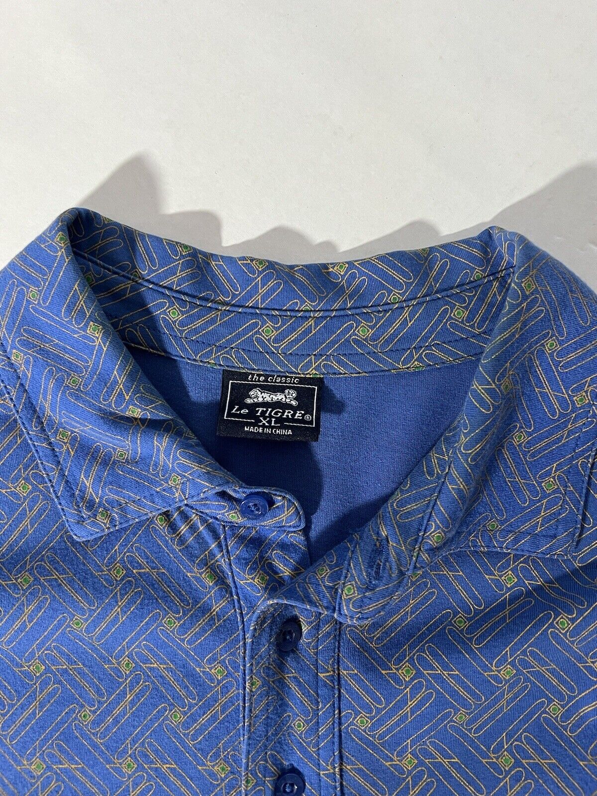 Le Tigre The Classic Polo Shirt Men’s Size M Blue Gold Print 4 Button Collar XL