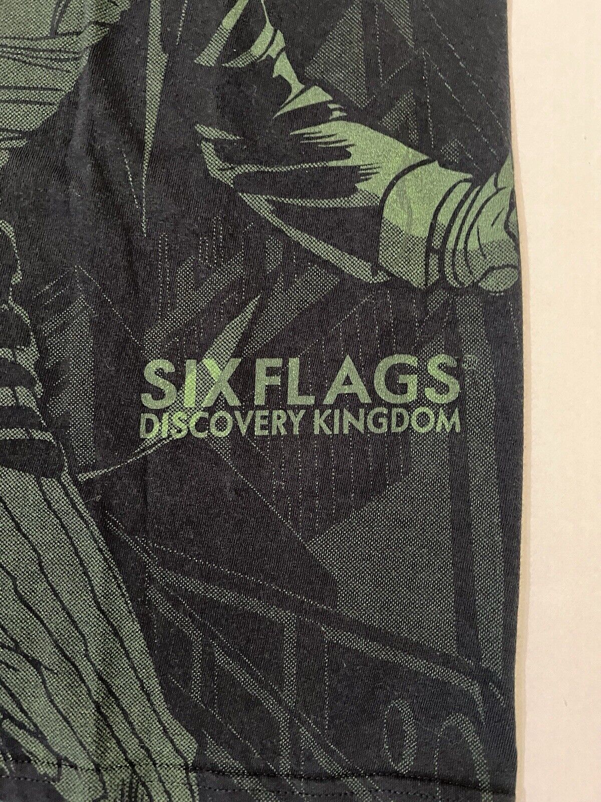 RARE Six Flags Joker All Over Print Batman Graphic green  T-Shirt Size Large