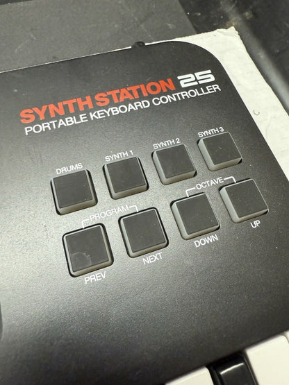 Akai SynthStation 25 iPad MIDI Portable Keyboard Controller Synth Station